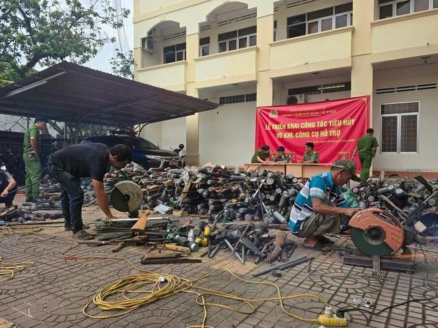Cơ quan công an tổ chức tiêu hủy hơn 1.000 khẩu súng, 12.000 viên đạn và hàng trăm công cụ hỗ trợ, vũ khí thô sơ Cơ quan công an tổ chức tiêu hủy hơn 1.000 khẩu súng, 12.000 viên đạn và hàng trăm công cụ hỗ trợ, vũ khí thô sơ