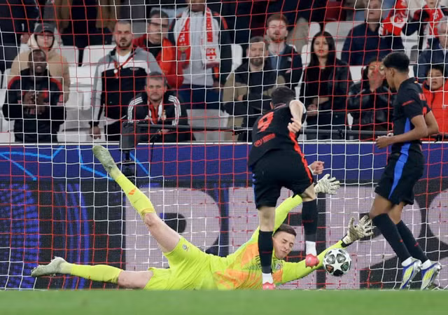 Robert Lewandowski đối mặt bất thành thủ môn Trubin của Benfica