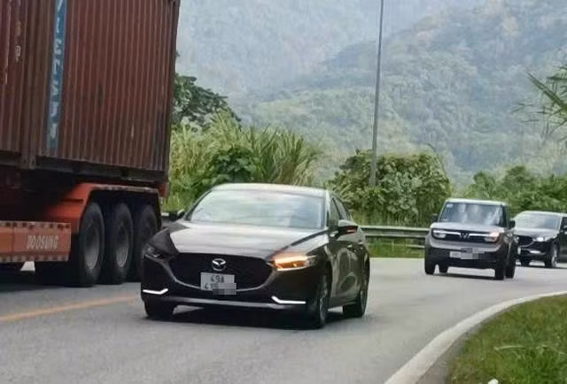 Nhiều xe ô tô lấn làn vượt xe trái phép trên đèo Bảo Lộc bị lập biên bản và xử phạt