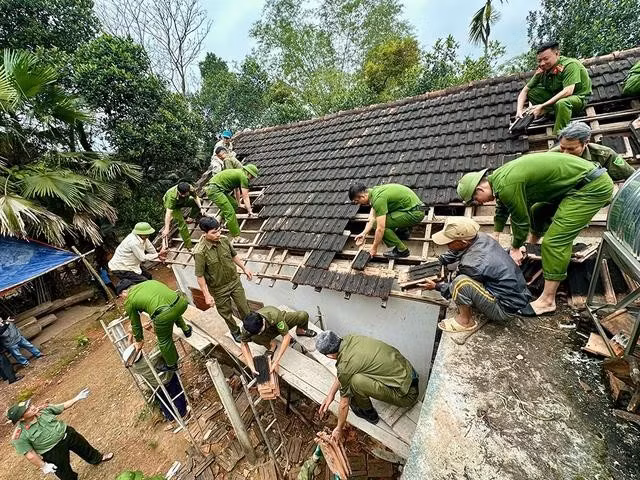 Cán bộ, chiến sĩ công an trong hoạt động xóa nhà tạm, nhà dột nát cho đồng bào