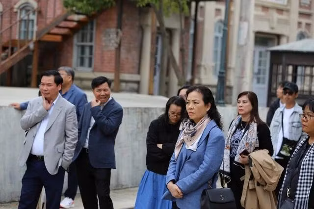 Bà Ngô Phương Lan (áo xanh) cùng đoàn Việt Nam tham quan phim trường Hwacheon