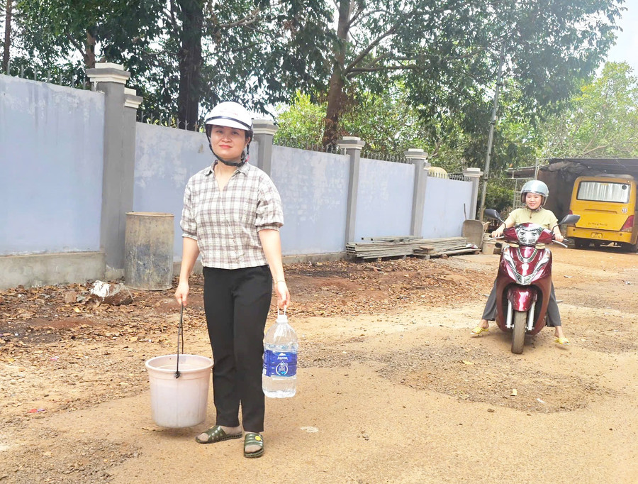Để có nước sinh hoạt, các giáo viên Trường Mẫu giáo 2/9 phải đi xin nước từ các hộ dân trong xã. Ảnh: R.H 1-3650.jpg