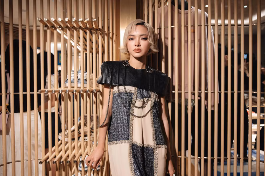 Fashionista Châu Bùi tiếp tục cho thấy phong độ "tắc kè hoa" của mình với một thiết kế pha trộn giữa chất liệu vải tweed sang trọng và da đen cá tính ở phần vai. Mái tóc ngắn hiện đại cùng lối trang điểm sắc nét giúp cô hoàn thiện tổng thể diện mạo