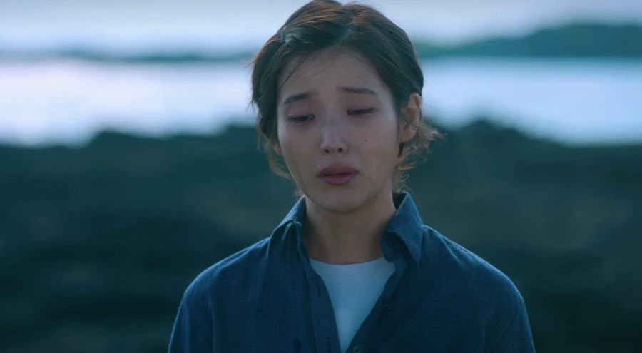 Diễn xuất của IU trong phim được đánh giá tiến bộ rõ rệt so với những tác phẩm trước. Nữ thần tượng xứ Hàn chinh phục khán giả với lối diễn nhẹ nhàng, tự nhiên. Ngôi sao 32 tuổi nắm bắt tốt tâm lý nhân vật, khắc họa nên một Ae Sun đáng yêu, khi mong manh, yếu đuối; lúc lại mạnh mẽ, quyết đoán. Ae Sun khiến người xem bật cười với những khoảnh khắc tinh nghịch, nổi loạn rồi lại lấy đi nước mắt của khán giả với những cảnh phim nghẹn ngào về tình mẫu tử, về những gian nan, mất mát trong hành trình làm vợ, làm mẹ