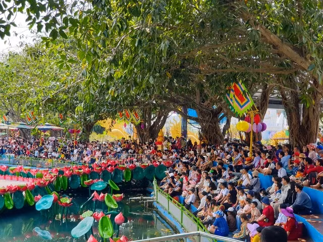 Suối Tiên thu hút đông đảo khách từ TP.HCM, Đồng Nai, Bình Dương ngày mùng 3 tết