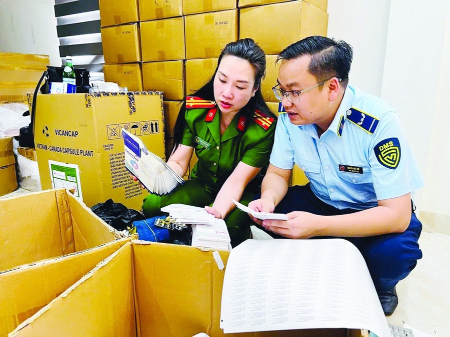 Lực lượng chức năng kiểm tra các lô thuốc giả được ngụy trang bằng các tên nước ngoài với nhiều công dụng chữa bệnh. Ảnh: GIA KHÁNH Lực lượng chức năng kiểm tra các lô thuốc giả được ngụy trang bằng các tên nước ngoài với nhiều công dụng chữa bệnh. Ảnh: GIA KHÁNH