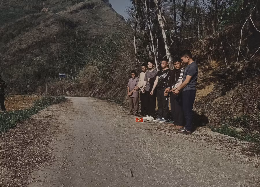 Các nghi phạm thực nghiệm hiện trường đưa người Trung Quốc nhập cảnh trái phép vào Việt Nam tại khu vực biên giới