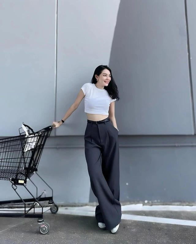 Với một chiếc quần tây màu xanh đen có phần lưng cao thì áo phông crop top sẽ là cặp đôi hoàn hảo tạo nên hiệu ứng thị giác. Quần tây ống rộng và áo lửng đều mang đến sự dễ chịu thư thái, khi kết hợp cùng nhau tạo hình ảnh vừa lịch sự vừa cá tính, trẻ trung