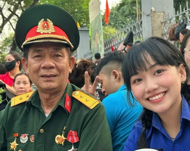 Dương Hoàng Dung cùng một bác cựu chiến binh ngồi chờ xem diễu binh, diễu hành 50 năm Giải phóng miền Nam, thống nhất đất nướcẢnh: Dân Trí Dương Hoàng Dung cùng một bác cựu chiến binh ngồi chờ xem diễu binh, diễu hành 50 năm Giải phóng miền Nam, thống nhất đất nướcẢnh: Dân Trí