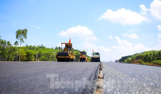 Cao tốc qua địa bàn tỉnh Bình Định. Ảnh: Trương Định Cao tốc qua địa bàn tỉnh Bình Định. Ảnh: Trương Định