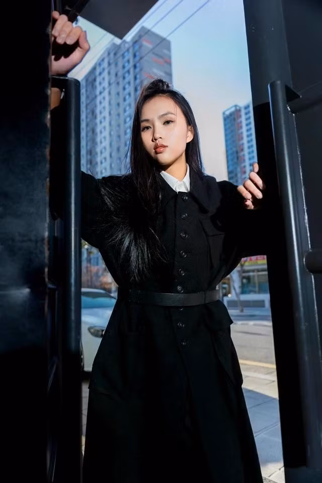 Nhờ lợi thế ngoại ngữ gồm tiếng Anh và tiếng Hàn, người mẫu Việt không gặp nhiều khó khăn trong quá trình làm việc ở xứ người