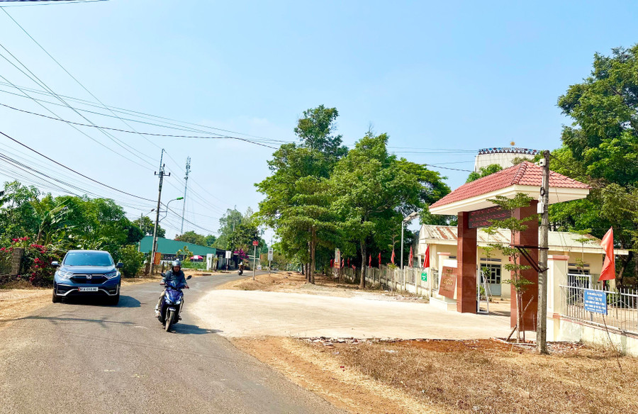 តំបន់ជនបទរបស់ Gia Lai មានភាពប្រសើរឡើងបន្តិចម្តងៗ ដោយសារការអនុវត្តប្រកបដោយប្រសិទ្ធភាពនៃកម្មវិធីគោលដៅជាតិស្តីពីការអភិវឌ្ឍន៍សេដ្ឋកិច្ចសង្គមនៅតំបន់ជនជាតិភាគតិច និងតំបន់ភ្នំ។ រូបថត៖ ហា ឌុយ nong-thon-gia-lai-tung-buoc-khoi-sac-nho-trien-khai-hieu-qua-chuong-trinh-mtqg-phat-trien-kinh-te-xa-hoi-vung-dong-bao-dtts-va-mien-nui-anh-ha-duy.jpg