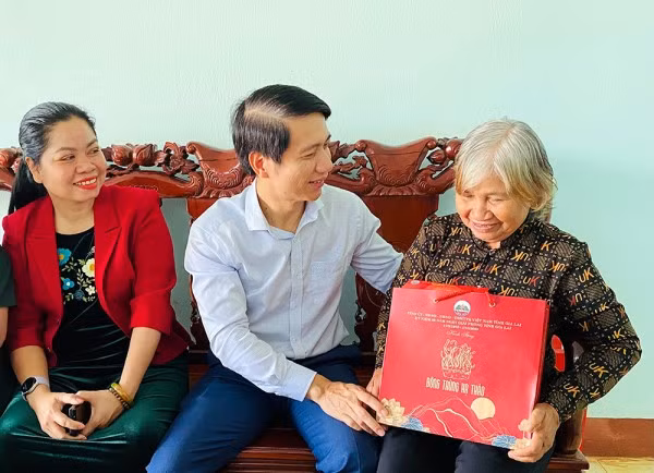 Ngày 6/3/2025, đồng chí Nguyễn Ngọc Lương, Phó Bí thư Tỉnh ủy Gia Lai đến thăm, tặng quà Anh hùng lực lượng vũ trang Kpă Ó.