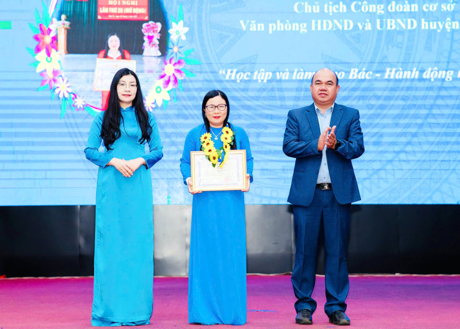 Bà Lê Thị Thu Sang (ở giữa)-Chủ tịch Công đoàn Văn phòng HĐND-UBND huyện Đak Pơ được Liên đoàn Lao động tỉnh tặng bằng khen vì có thành tích xuất sắc trong học tập và làm theo Bác giai đoạn 2016-2025 (ảnh nhân vật cung cấp). 1-759.jpg