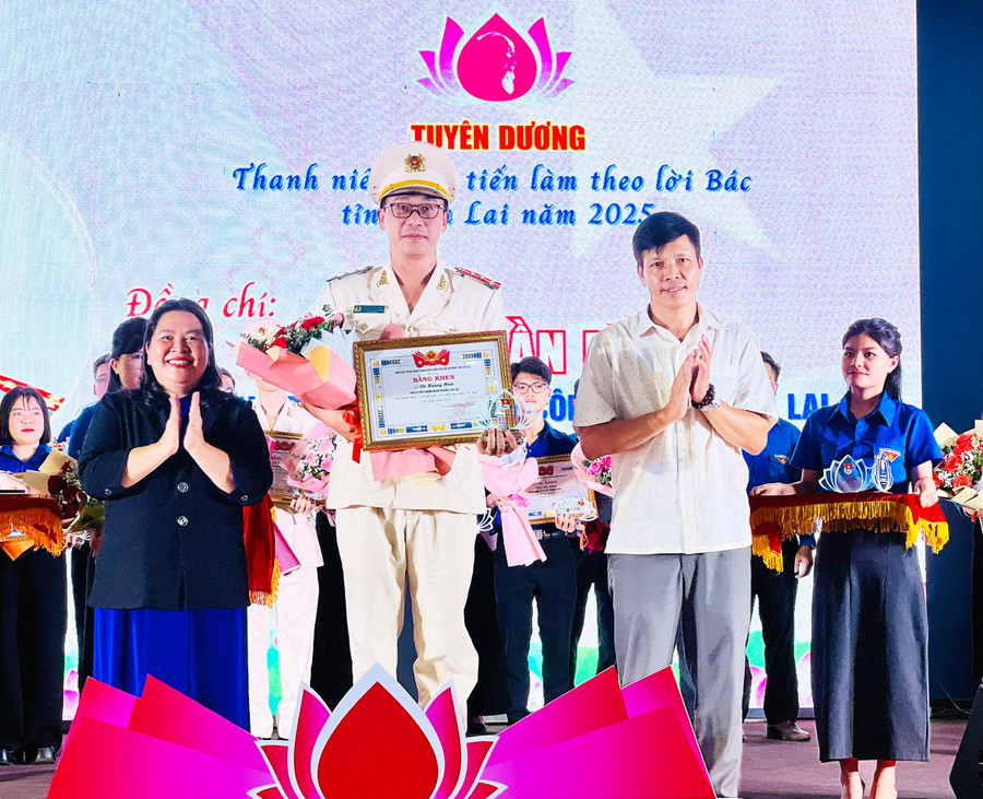លេខាសម្ព័ន្ធយុវជនខេត្ត Ha Thi Giang Thao និងអនុប្រធានគណៈកម្មាធិការមជ្ឈិមរណសិរ្សមាតុភូមិវៀតណាមខេត្ត Dinh Ngoc Hai ប្រគល់ប័ណ្ណសរសើរជូនលោកអនុសេនីយ៍ឯក Pham Tran Binh - ប្រធានសម្ព័ន្ធយុវជននគរបាលខេត្ត។ រូបថត៖ P.L 2.jpg