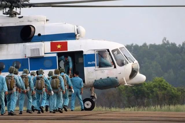 Mi-171 của Trung đoàn 917 đưa lực lượng đổ bộ đường không đi làm nhiệm vụ