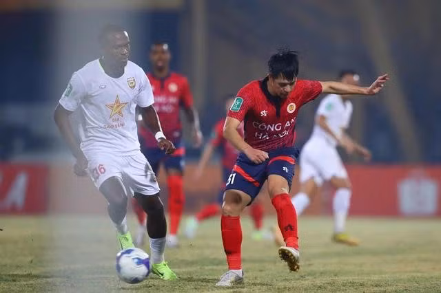 Mbo (áo trắng) quá đơn độc trên hàng công CLB Hà Tĩnh