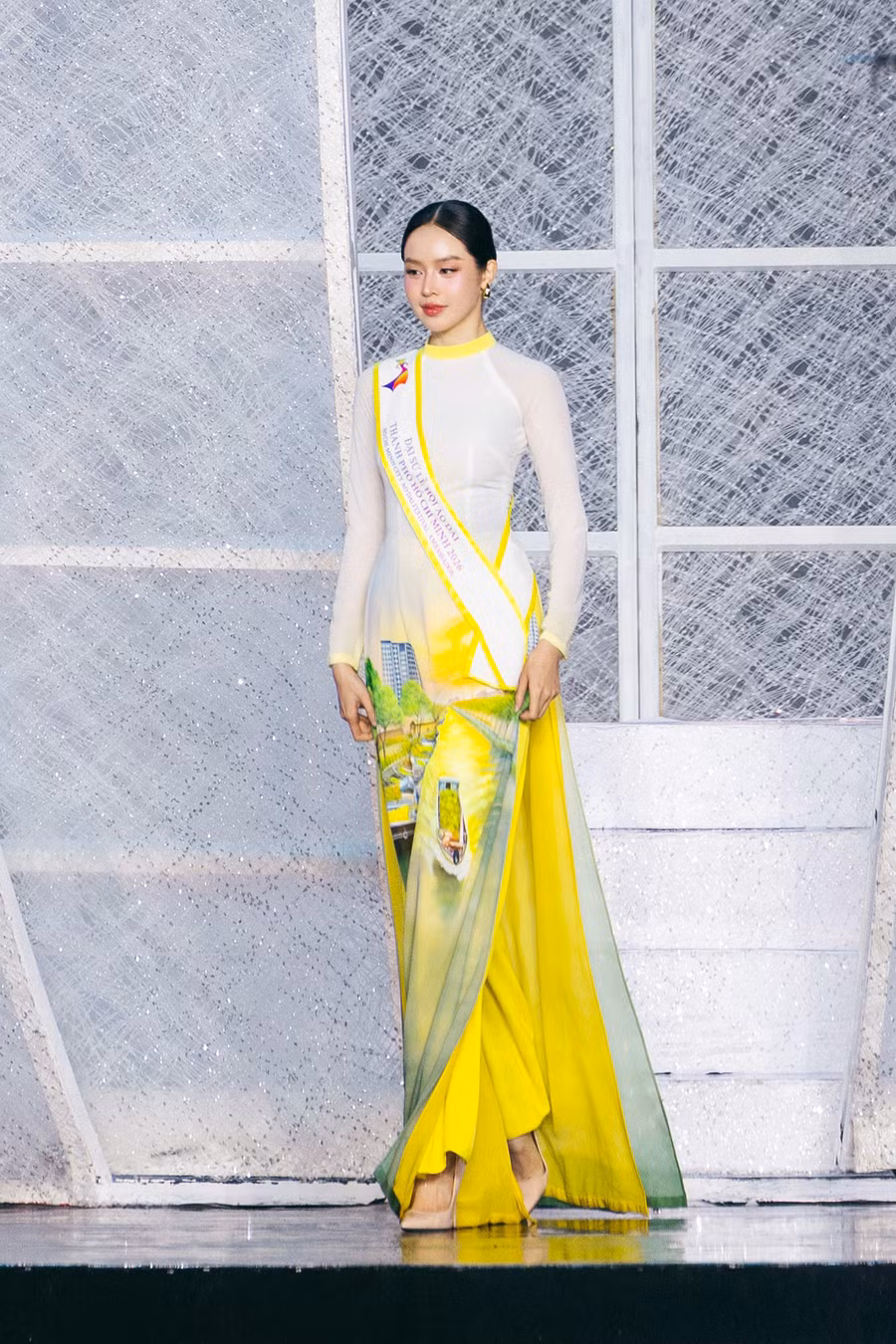 Sau 2 năm đăng Hoa hậu Quốc tế, Hoa hậu Thanh Thủy vẫn giữ được "sức nóng" của mình. Cô thường xuyên được các nhà thiết kế chọn "chọn mặt gương vàng" ở những vị trí quan trọng trong các bộ sưu tập. Cô cũng là gương mặt được các nhãn hàng quốc tế yêu thích