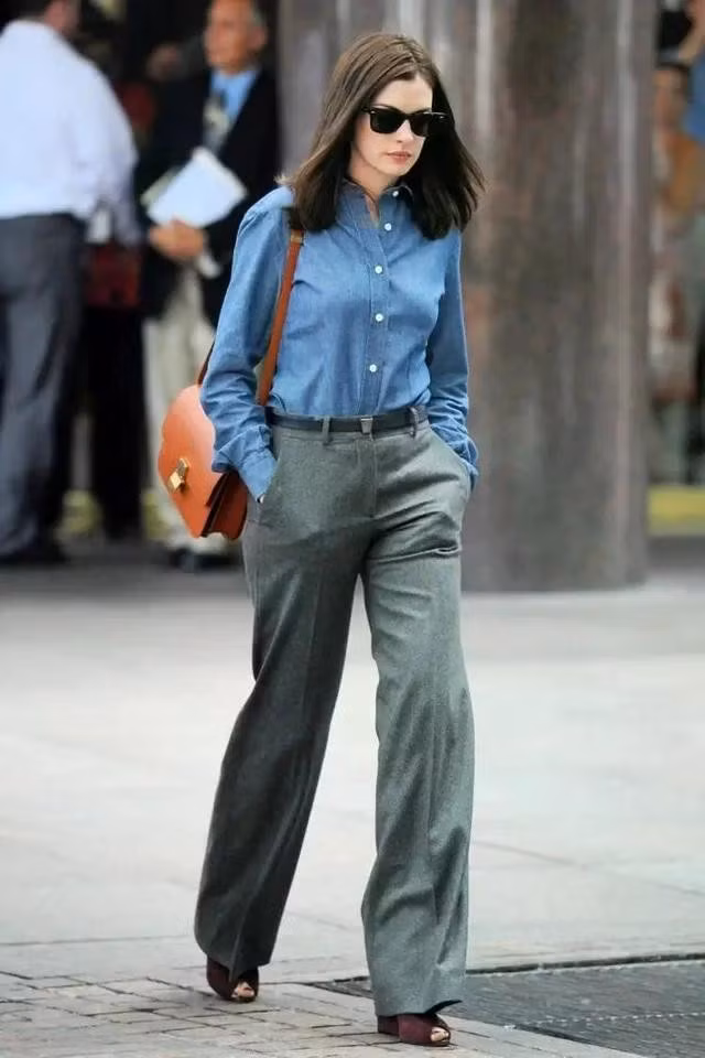 Chiếc áo sơ mi màu xanh nhạt có thể được mặc cùng với quần tây hoặc quần jeans ống đứng