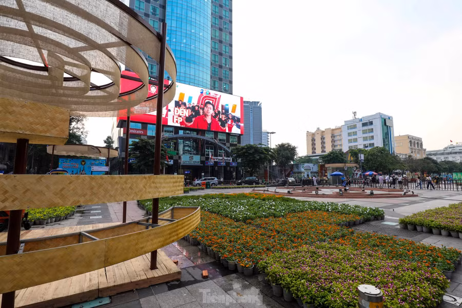 Đường hoa tết năm nay sử dụng một khối lượng lớn hoa làm nền, ước tính tổng cộng lên đến 109.000 giỏ hoa các loại.