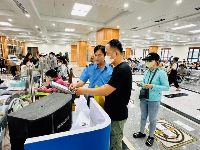 Người lao động đăng ký làm thủ tục tại BHXH TP HCM