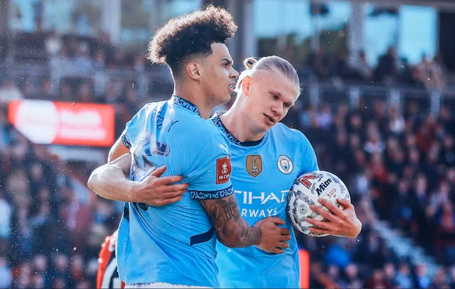 Erling Haaland chia vui cùng Nico O'Reilly sau bàn gỡ hòa 2-2