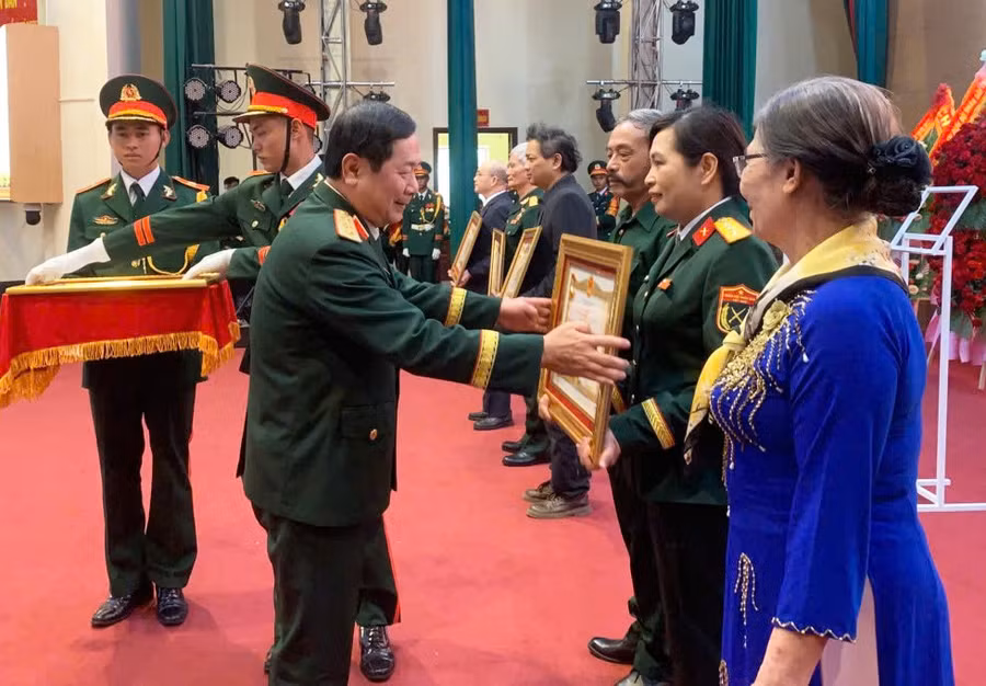 thuong-tuong-le-huy-vinh-trao-bang-truy-tang-danh-hieu-anh-hung-luc-luong-vu-trang-cho-dai-dien-gia-dinh-6-can-bo-chien-si-quan-doan-3-anh-td.jpg