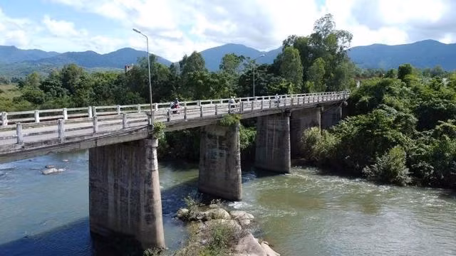 Cầu Định Bình ở H.Vĩnh Thạnh (Bình Định) bị hư hỏng, xuống cấp nghiêm trọng