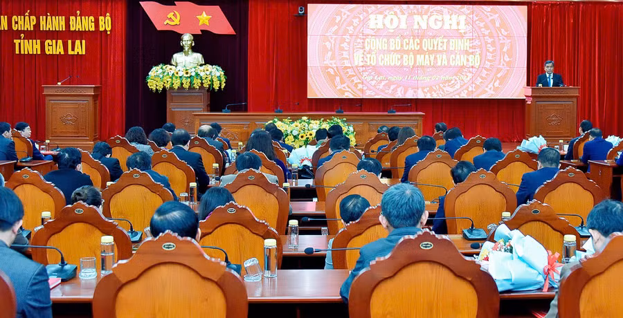 Quang cảnh hội nghị công bố các quyết định của Ban Thường vụ Tỉnh ủy Gia Lai về tổ chức bộ máy và cán bộ diễn ra sáng 11-2. Ảnh: Đ.T