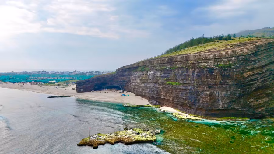 Huyện đảo Lý Sơn nằm về phía đông bắc tỉnh Quảng Ngãi, cách đất liền 15 hải lý. Huyện có diện tích khoảng 10,3 km2 với trên 22.000 dân. Huyện Lý Sơn bao gồm đảo Lớn và đảo Bé. Khu vực này hiện còn vết tích của 10 miệng núi lửa, trong đó có 3 miệng núi lửa nằm dưới đáy biển. Các miệng núi lửa được hình thành cách đây khoảng 25-30 triệu năm. Ảnh: Nguyễn Ngọc.