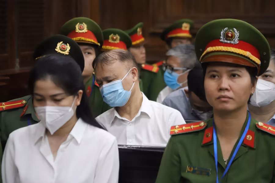 Bị cáo Đỗ Thắng Hải (phía sau)