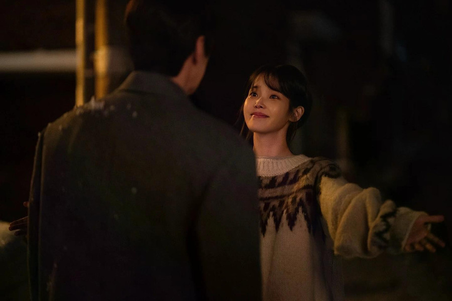 Bên cạnh vai Ae Sun, IU cho thấy sự linh hoạt trong diễn xuất khi đảm nhận vai Yang Geum Myeong (con gái của Ae Sun và Gwan Sik lúc trưởng thành). Geum Myeong được mẹ cho ăn học đàng hoàng, được dạy không ngừng nỗ lực, vượt qua mọi định kiến áp đặt lên phụ nữ thế hệ trước để hướng đến tương lai tốt đẹp hơn. Những phân cảnh hài hước xoay quanh tình yêu, cuộc sống sinh viên hay những thước phim xúc động, đáng suy ngẫm về mối quan hệ giữa Geum Myeong và cha mẹ gây ấn tượng sâu sắc với nhiều khán giả