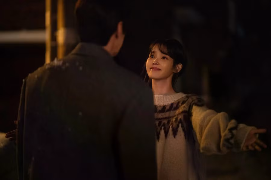 Bên cạnh vai Ae Sun, IU cho thấy sự linh hoạt trong diễn xuất khi đảm nhận vai Yang Geum Myeong (con gái của Ae Sun và Gwan Sik lúc trưởng thành). Geum Myeong được mẹ cho ăn học đàng hoàng, được dạy không ngừng nỗ lực, vượt qua mọi định kiến áp đặt lên phụ nữ thế hệ trước để hướng đến tương lai tốt đẹp hơn. Những phân cảnh hài hước xoay quanh tình yêu, cuộc sống sinh viên hay những thước phim xúc động, đáng suy ngẫm về mối quan hệ giữa Geum Myeong và cha mẹ gây ấn tượng sâu sắc với nhiều khán giả