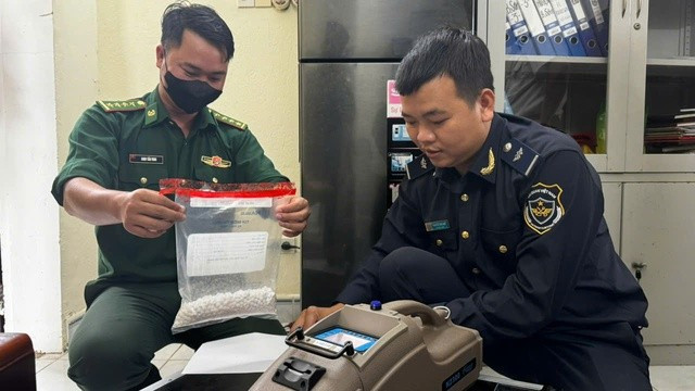 Lực lượng chức năng tỉnh Quảng Ngãi xử lý gói ni lông chứa tinh thể nghi là ma túy Lực lượng chức năng tỉnh Quảng Ngãi xử lý gói ni lông chứa tinh thể nghi là ma túy