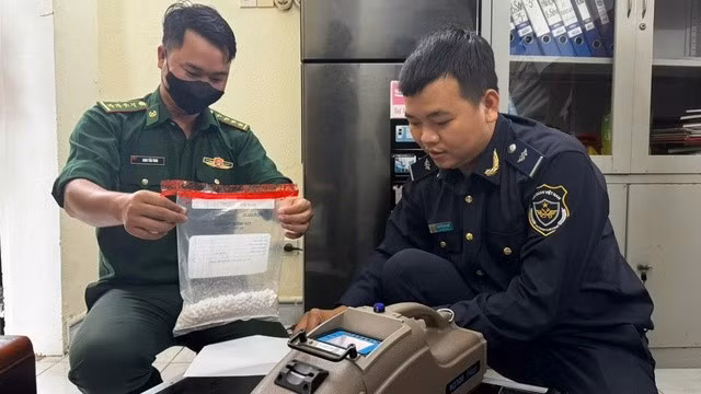 Lực lượng chức năng tỉnh Quảng Ngãi xử lý gói ni lông chứa tinh thể nghi là ma túy