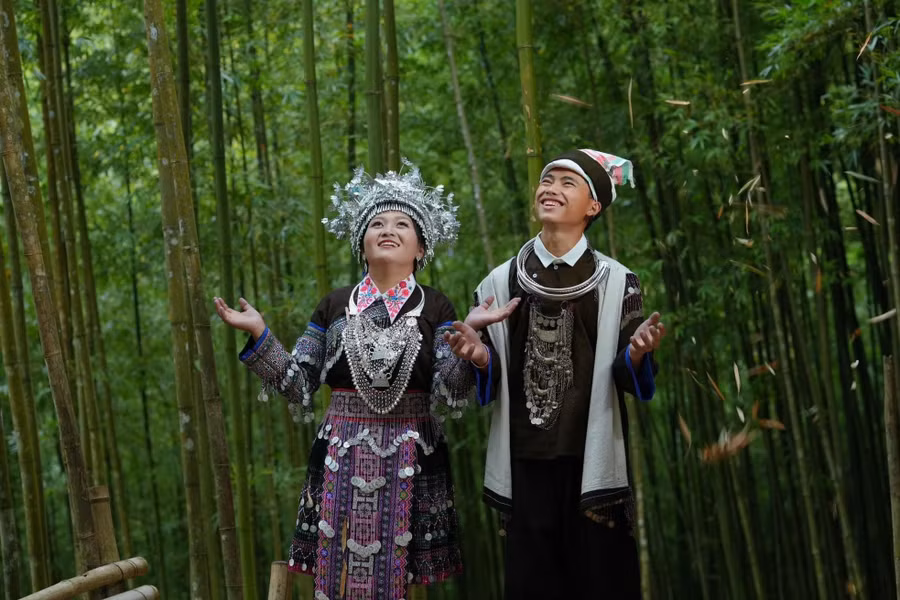 Ngoài trang phục như phim kiếm hiệp, những bộ trang phục độc đáo cũng được khách du lịch ưa chuộng.