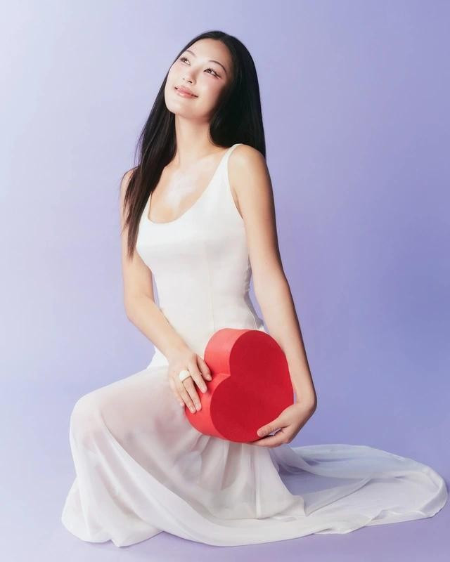 Trang phục màu trắng vẫn được yêu thích chưng diện trong những buổi hẹn hò lãng mạn bên cạnh sắc hồng và các gam màu nhạt tươi sáng