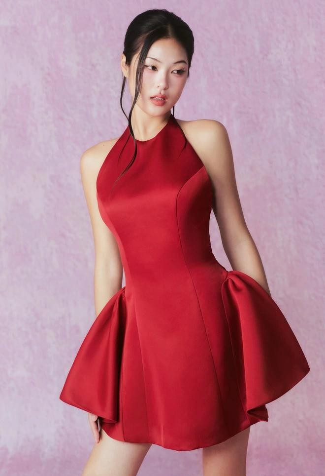 Đỏ và trắng cũng bắt mắt và nổi bật chẳng kém gì hồng đào, hồng dâu, hồng ruốc... Đừng ngại chọn gam màu phù hợp với làn da và là màu sắc mà bạn cảm thấy yêu thích và tự tin nhất