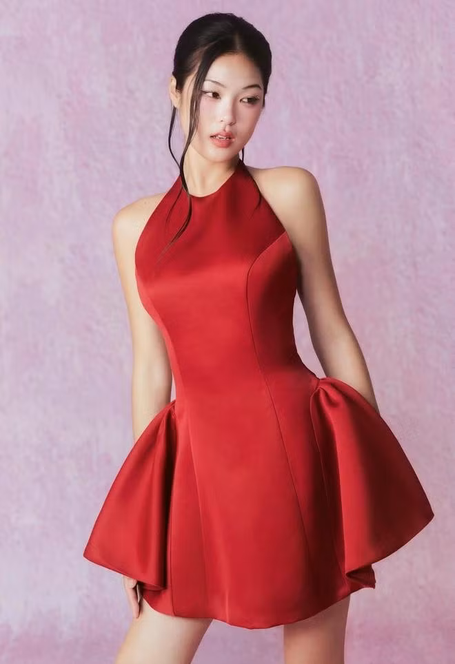 Đỏ và trắng cũng bắt mắt và nổi bật chẳng kém gì hồng đào, hồng dâu, hồng ruốc... Đừng ngại chọn gam màu phù hợp với làn da và là màu sắc mà bạn cảm thấy yêu thích và tự tin nhất