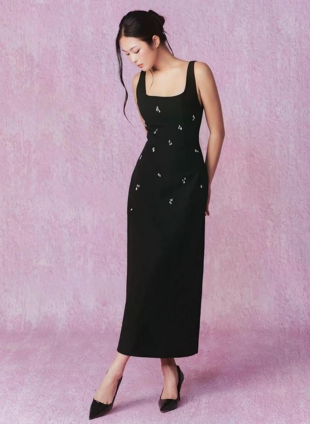 Đầm midi cổ vuông điểm chi tiết đính kết tinh xảo vừa bắt sáng vừa khiến nàng nổi bật hơn dưới ánh đèn/ánh nến lung linh