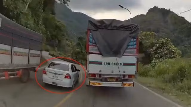 Tình huống xe ô tô tập lái vượt ẩu suýt gây tai nạn khiến nhiều người bức xúc