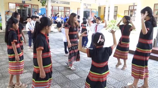 Điệu múa tung tung da dá được đưa vào giảng dạy tại các trường tiểu học ở Hòa Vang