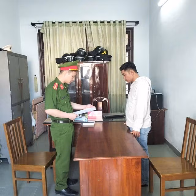 Cơ quan CSĐT đọc lệnh khởi tố bị can đối với Nguyễn Đình Kiên Ảnh: Công an cung cấp