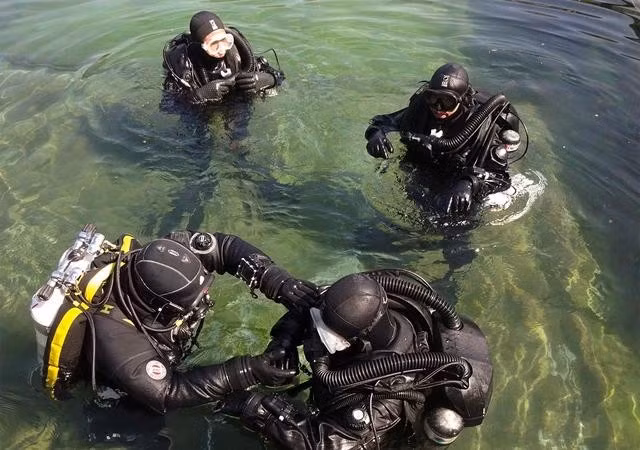 Bộ đội Lữ đoàn Đặc công hải quân 126 huấn luyện lặn