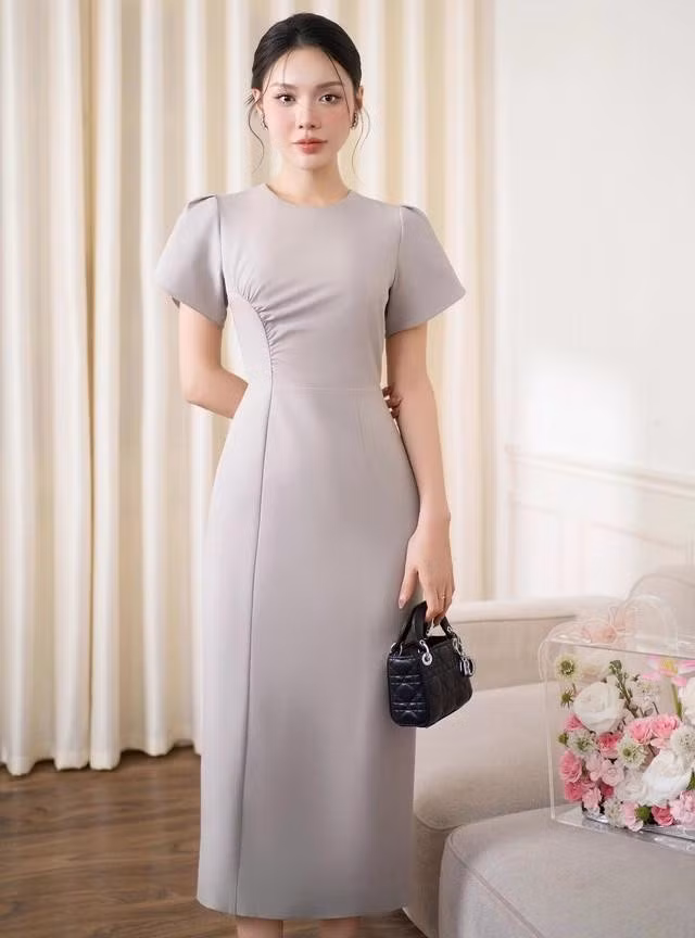Đường cắt lạ mắt tạo nên diện mạo ấn tượng khó quên cho mẫu đầm midi tối giản, thanh lịch này. Quý cô có thể mang vào bản phối những nét riêng từ cách kết hợp trang sức, giày hoặc túi...