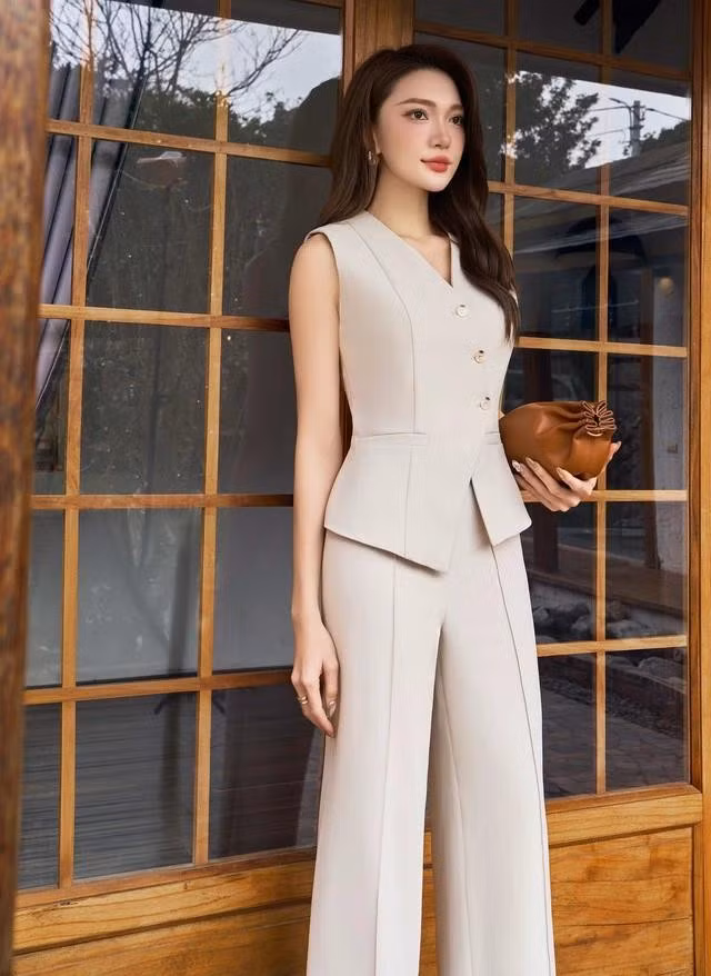 Set áo gile và quần âu ống rộng tạo nên phong cách hiện đại cho những cô nàng yêu thích sự kết hợp giữa nét cổ điển và đương đại