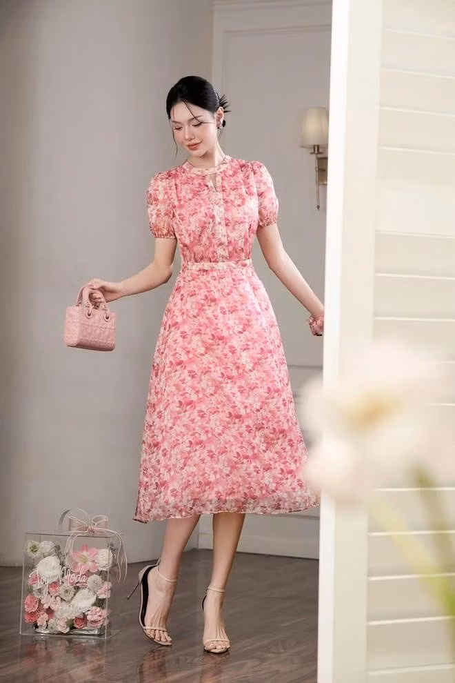 Diện váy hoa dáng dài cùng túi xách nhỏ, giày cao gót thanh mảnh giúp nàng khoe trọn diện mạo xinh đẹp, rạng rỡ và tràn đầy sức sống