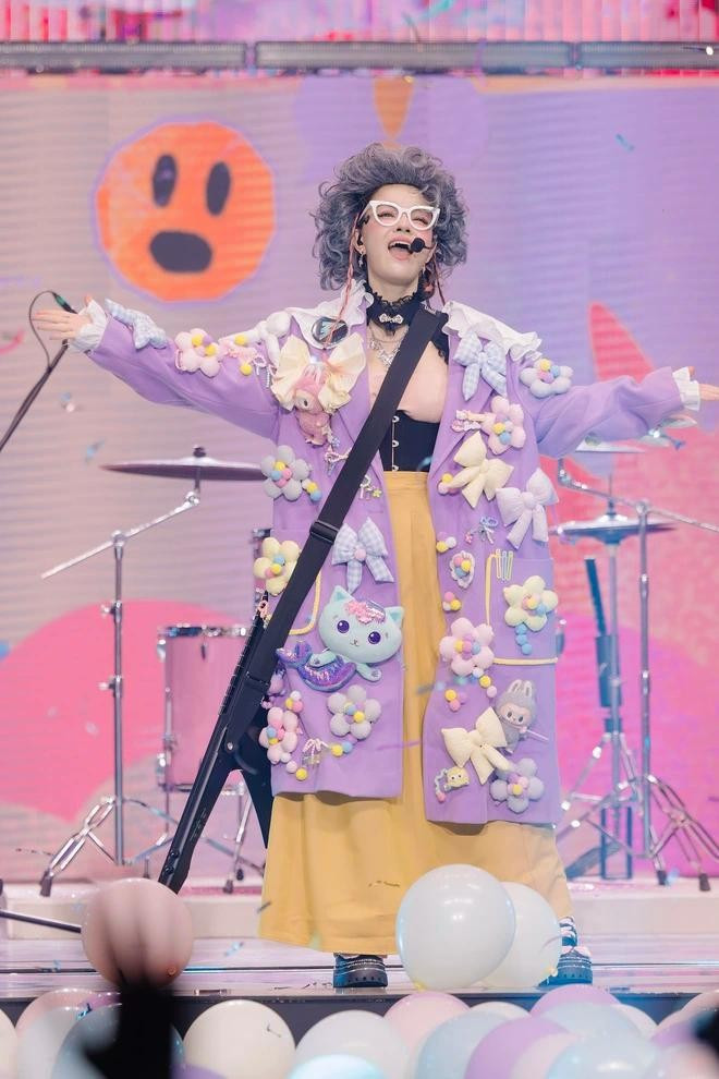 Ở tiết mục mới nhất, Phạm Quỳnh Anh và đồng đội kể câu chuyện về nhóm nhạc nữ khi về già hồi tưởng về tuổi trẻ sôi nổi, vô tư cùng sự nhiệt huyết, say mê dành cho nghệ thuật. Ở phần đầu tiết mục, cô như được trở về thời thanh xuân với hình ảnh một cô gái đôi mươi trẻ trung, nhiệt huyết. Sang đến phân đoạn cuối, giọng ca 8X lại khiến nhiều người ấn tượng bởi sự duyên dáng khi hóa thân thành một bà cụ, được trở về thời thanh xuân và sống trọn với đam mê