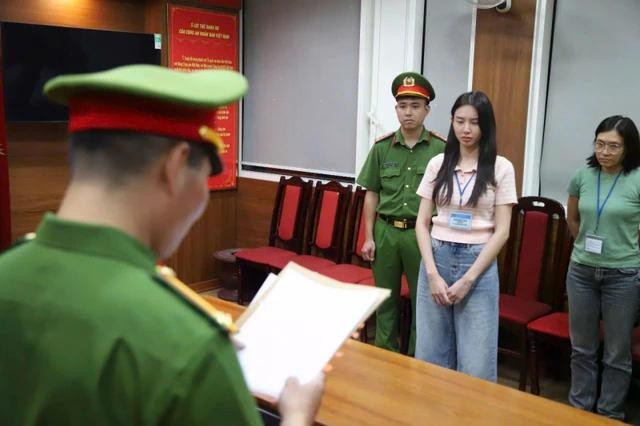 Cơ quan điều tra đọc lệnh bắt tạm giam đối với Nguyễn Thúc Thùy Tiên Cơ quan điều tra đọc lệnh bắt tạm giam đối với Nguyễn Thúc Thùy Tiên