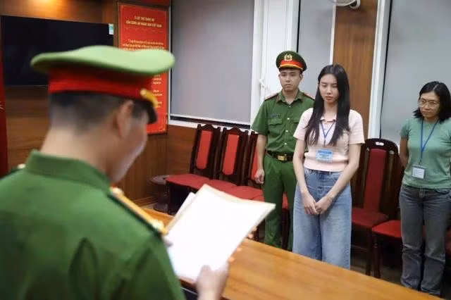 Cơ quan điều tra đọc lệnh bắt tạm giam đối với Nguyễn Thúc Thùy Tiên